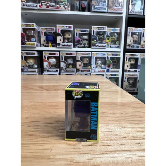 ONLY 4000 PIECE BLACKLIGHT Batman Animated Series Funko Pop Bitty #152 SDCC DC - Picture 4 of 6